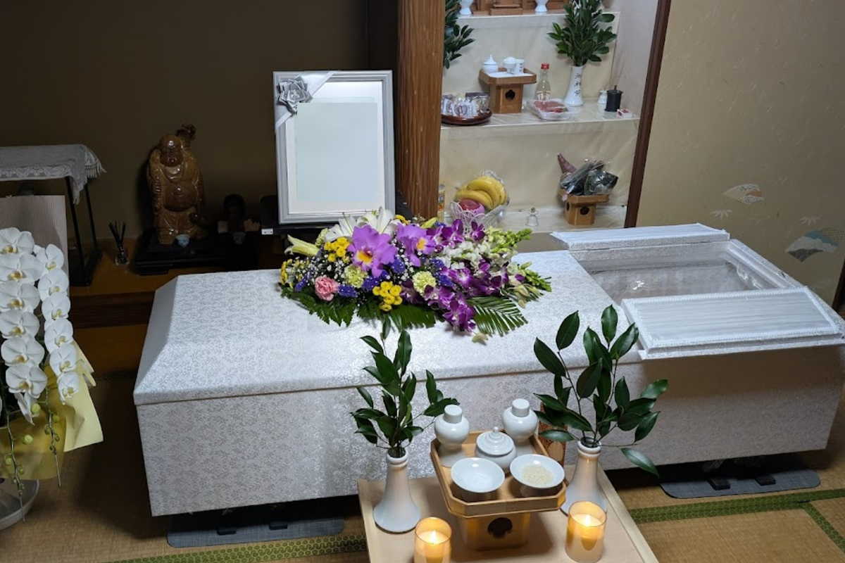 玉串と温かいお花に囲まれた神式の自宅葬のイメージ